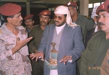 الدكتور الشميري يستمع إلى شرح من مدير مدرسة المظلات بمحافظة مأرب
