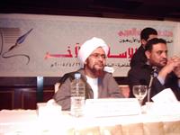 من اليسار الوزير اليمنى حمود عباد والحبيب عمر بن حفيظ