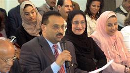 السفير د. عبد الولي الشميري أثناء إلقاءه كلمة سياسية - 2005م