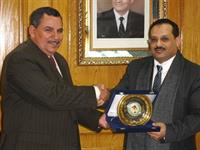 عميد كلية الإعلام جامعة المنيا يقوم بتكريم السفير الدكتور الشميري بجامعة المنيا - 19-2-2006م
