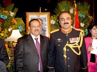 السفير الدكتور عبد الولي الشميري والملحق العسكري الباكستاني في القاهرة - 22-5-2006م