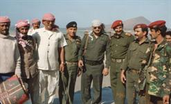 الدكتور الشميري مع المحاربين في جزيرة زَقر بالبحر الاحمر خلال الاستعداد لتحرير جزيرة حنيش 5/1/1996