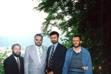 الدكتور الشميري في غابات ويلز مع أعضاء الجالية اليمنية - أ.يحى رسام - أ.عدنان عبد الرحمن - أ.عبد الباسط عبد النور 1992م