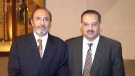 د. الشميري في مهرجان مسقط عاصمة الثقافة العربية لعام 2006م مع السفير عبد الله الرضي سفير اليمن بعمان 