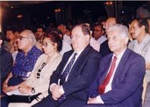 الاول من اليسار كمال نشأت وفى الخلف الدكتور صفوت العالم استاذ الاعلام جامعة القاهرة