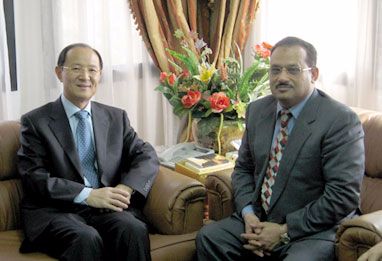 لقاء السفير الدكتور عبد الولي الشميري مع سفير كوريا الجنوبية 