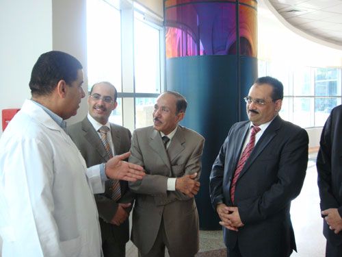 د. الشميري يزور مستشفى السرطان