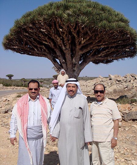 الدكتور الشميري والبابطين في سقطري