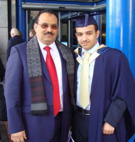 الدكتور الشميري يشارك فرحة ابنه بمراسم التخرج والتفوق