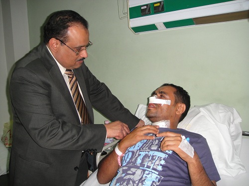 د. الشميري يقوم بزيارة الجرحى من آل الشبواني بمستشفى الشروق