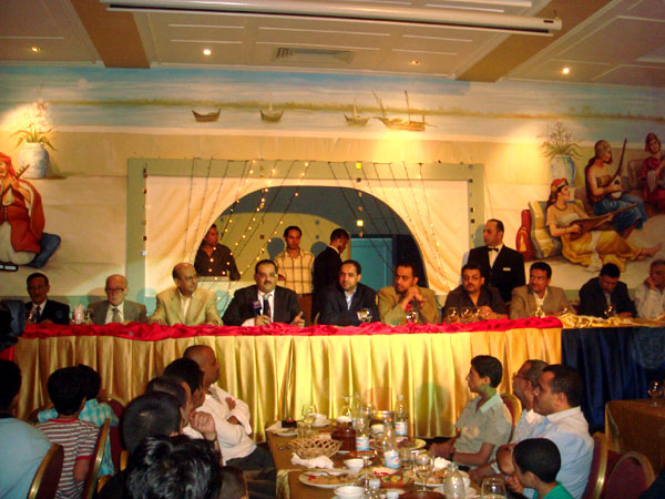د. الشميري يحضر حفل إفطار جماعي بالباخرة السرايا